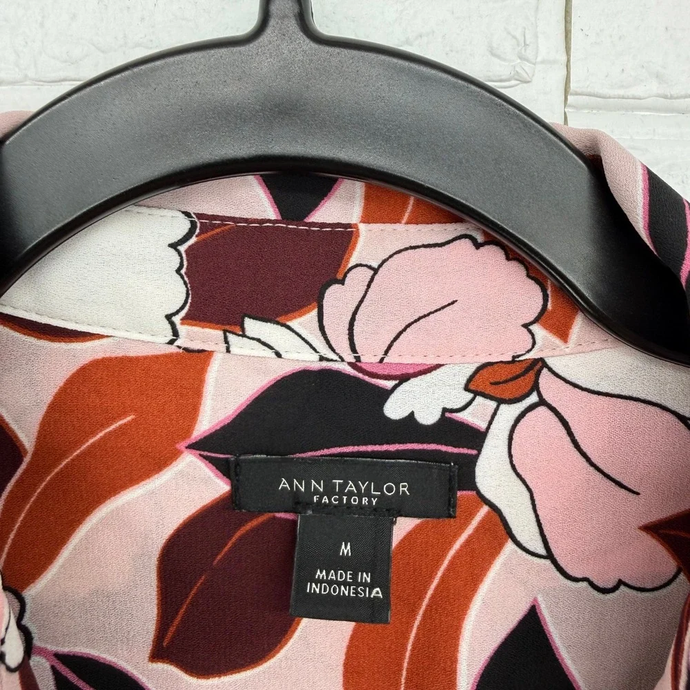 Ann Taylor Factory Blouse Women Sz M Pink Floral Orchid Button Down Long Sleeve